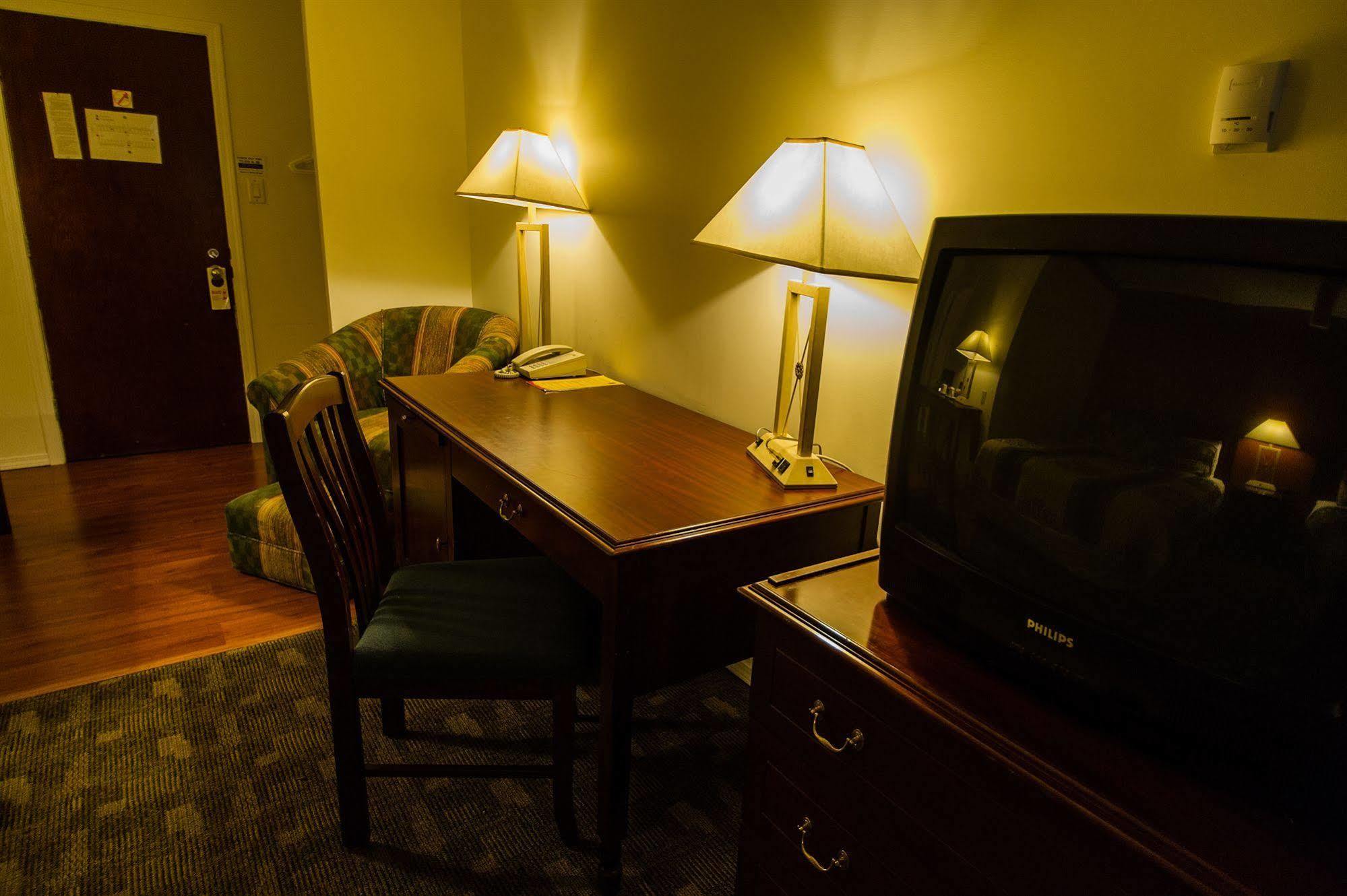 Grizz Hotel Revelstoke Exterior foto